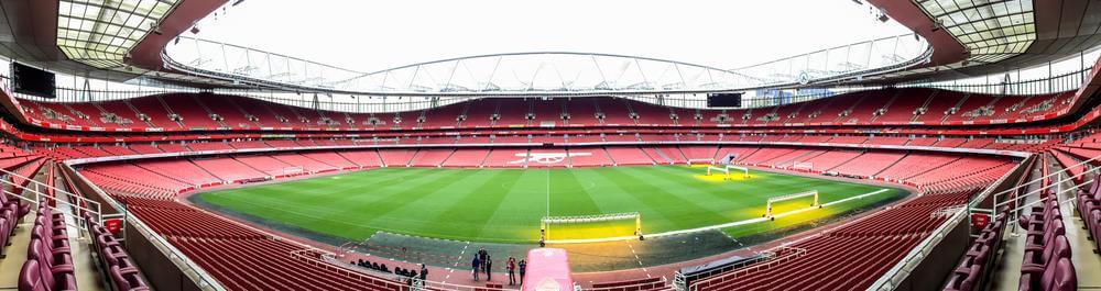 En helt tom fotbollsarena